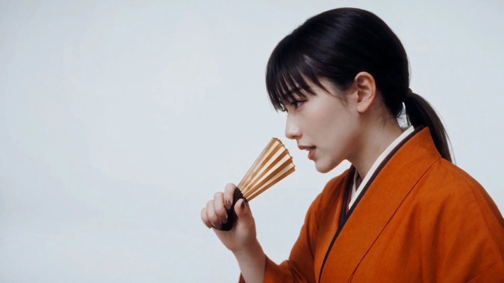 死神/春乎マツ 扇子を口元に寄せる横顔