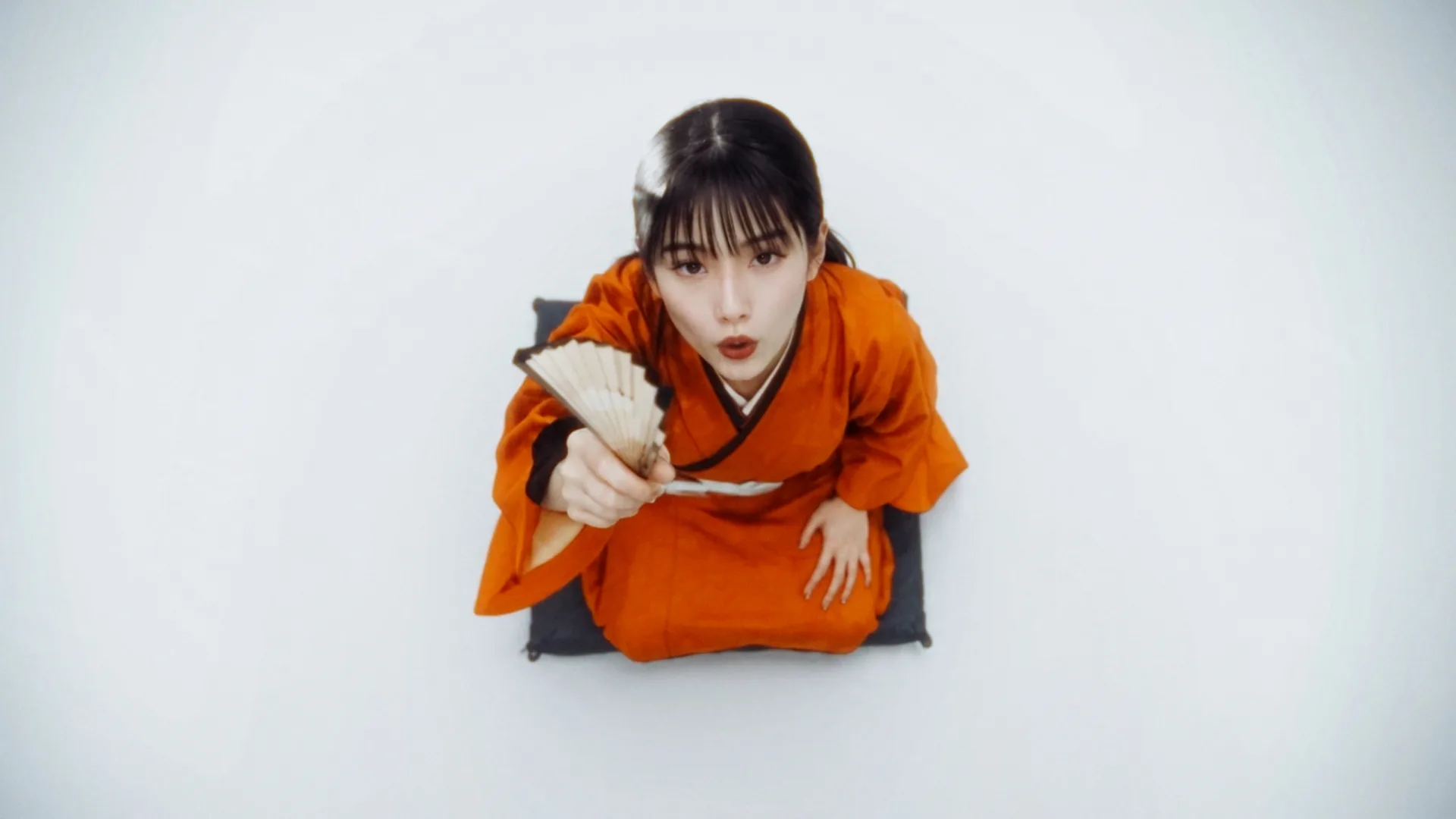 死神/春乎マツ 座布団に座る俯瞰のカット