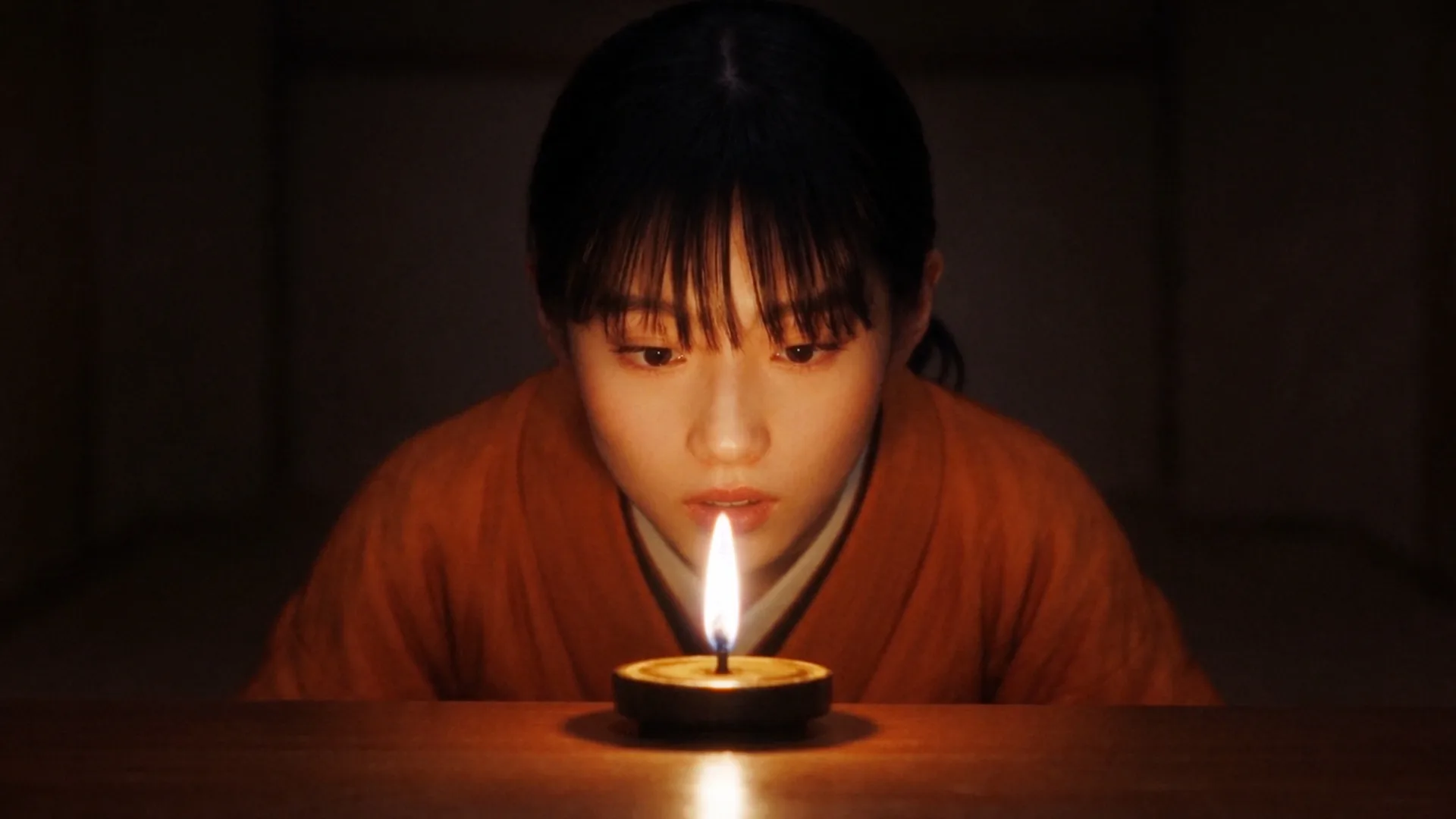 死神/春乎マツ ろうそくの火を見つめる